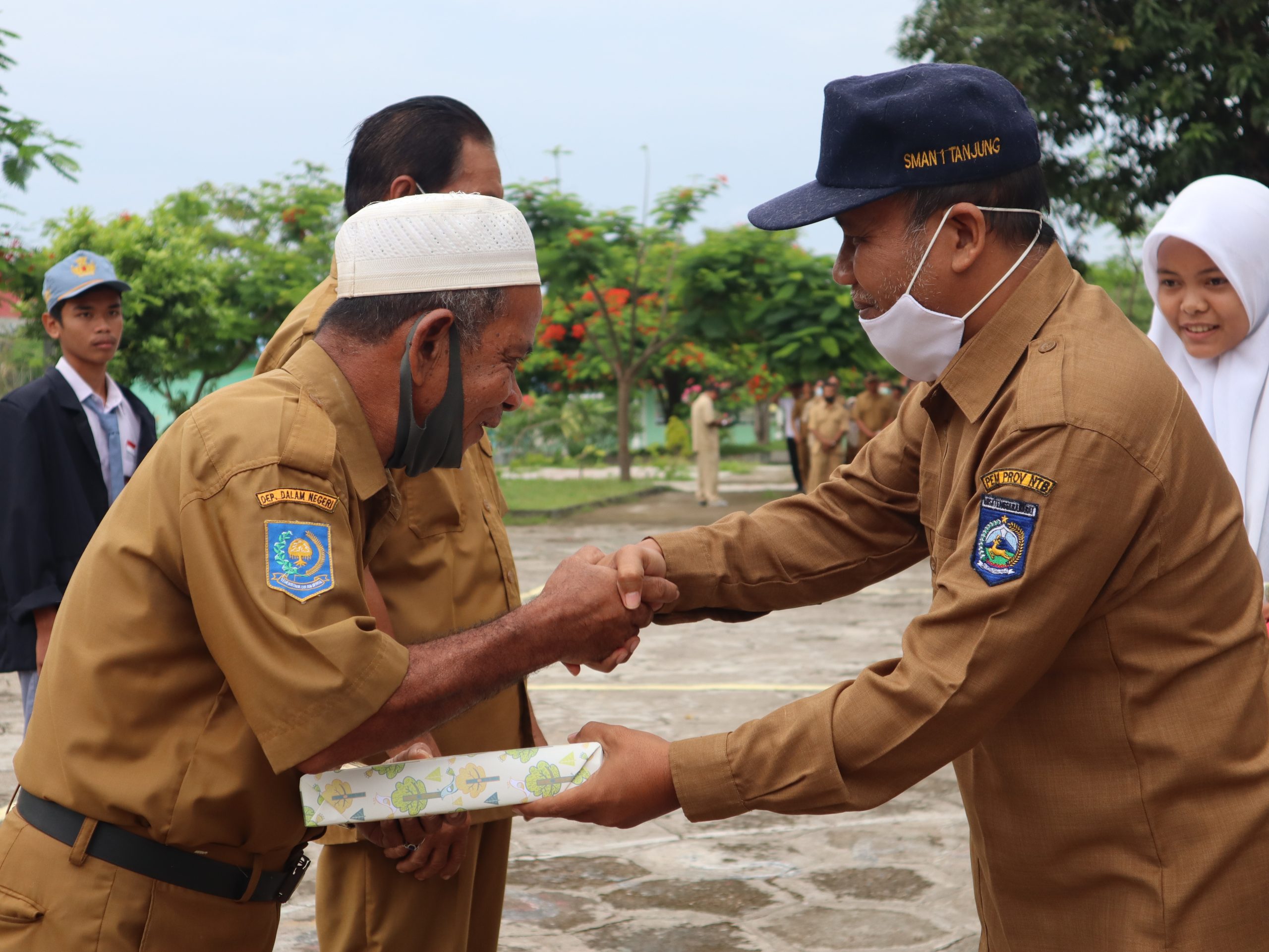 Upacara Bendera Awal Tahun 2022 Dirangkaikan dengan Pemberian Cindramata kepada Guru yang Purna Tugas Upacara Bendera Awal Tahun 2022 Dirangkaikan dengan Pemberian Cindramata kepada Guru yang Purna Tugas