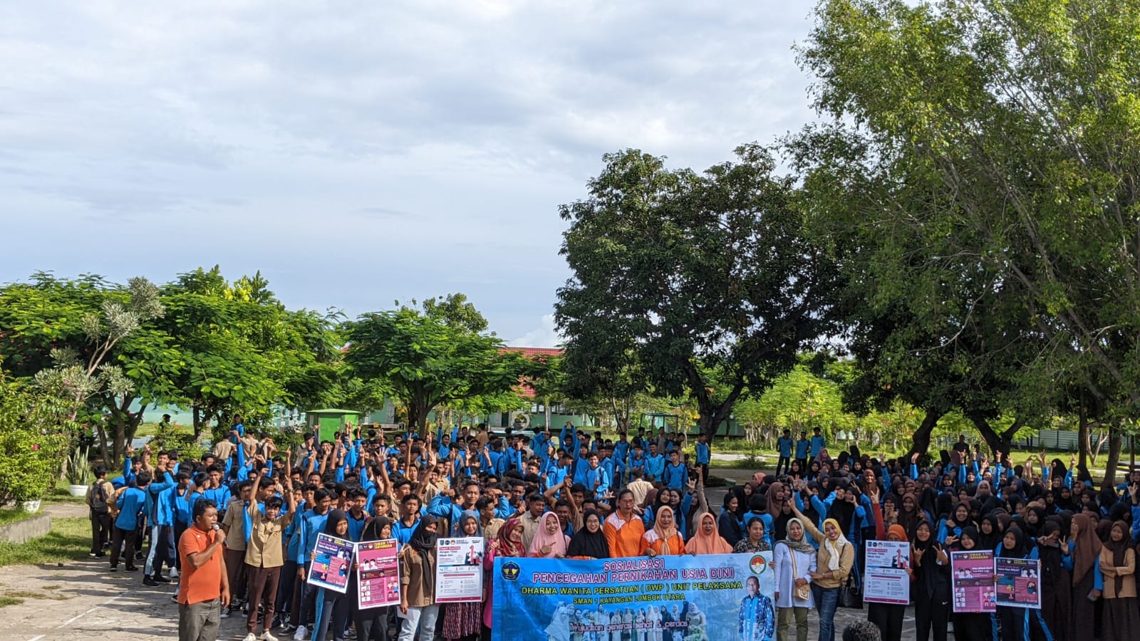 SOSIALISASI PENCEGAHAN PERNIKAHAN USIA ANAK OLEH KOMUNITAS DHARMA WANITA SMA NEGERI 1 KAYANGAN SOSIALISASI PENCEGAHAN PERNIKAHAN USIA ANAK OLEH KOMUNITAS DHARMA WANITA SMA NEGERI 1 KAYANGAN