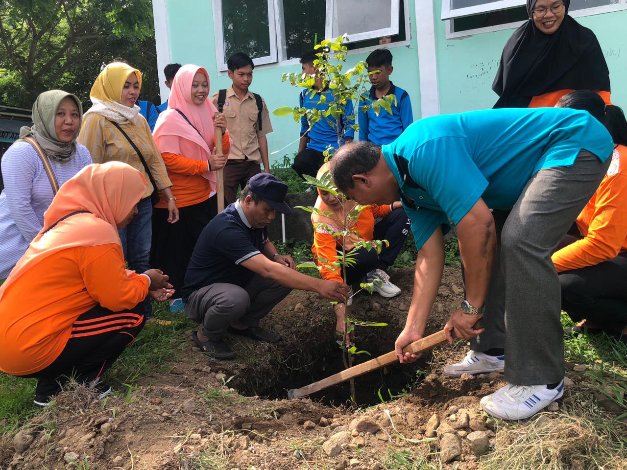 Giat DWP Unit SMAN 1 Kayangan melaksanakan kegiatan penghijauan di area Sekolah.