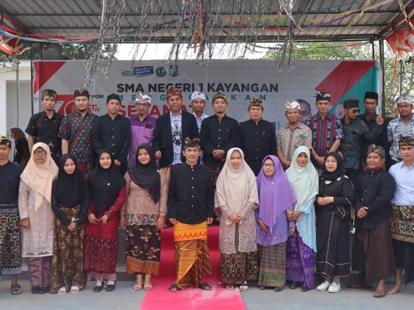 SMAN 1 Kayangan Anugrahkan Penghargaan Bagi Guru dan Tenaga Kependidikan Pada Upacara Peringatan Hari Guru Nasional Ke-78 Tahun 2023