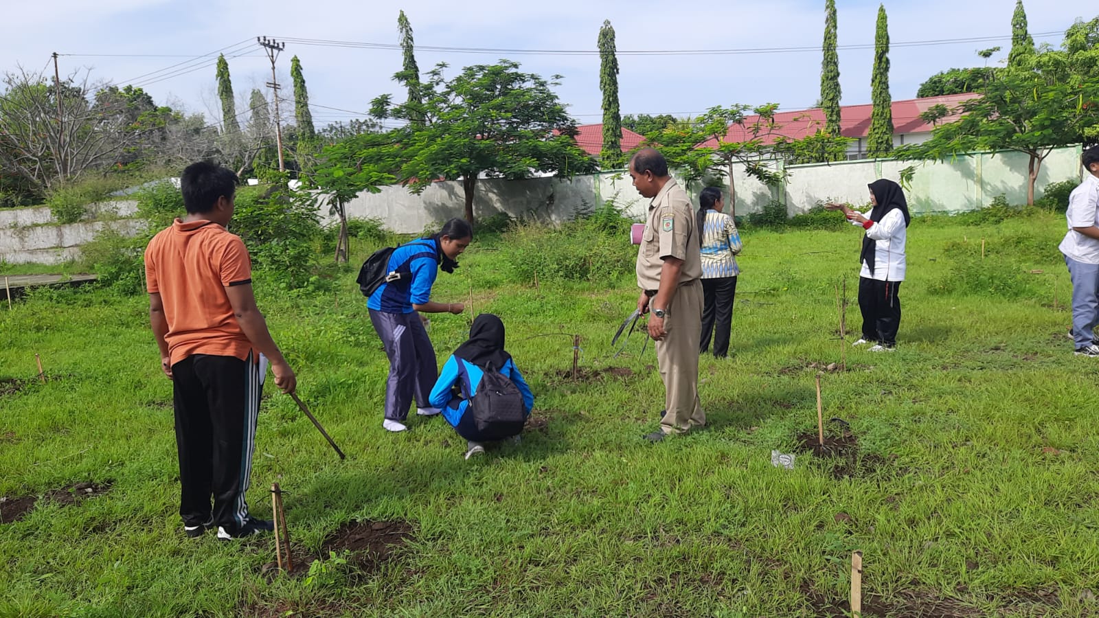 Warga SMAN 1 Kayangan Manfaatkan Musim Hujan untuk Menanam Pohon Kayu Putih