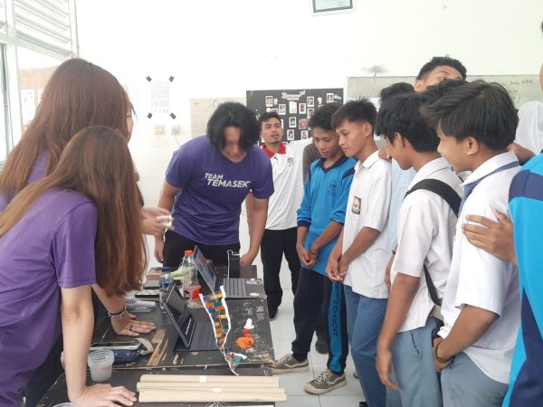 Proyek Kolaborasi Antara Siswa SMAN Kayangan dan Mahasiswa Temasek Polytechnic Singapura Menginspirasi Inovasi Interdisipliner. Proyek Kolaborasi Antara Siswa SMAN Kayangan dan Mahasiswa Temasek Polytechnic Singapura Menginspirasi Inovasi Interdisipliner.