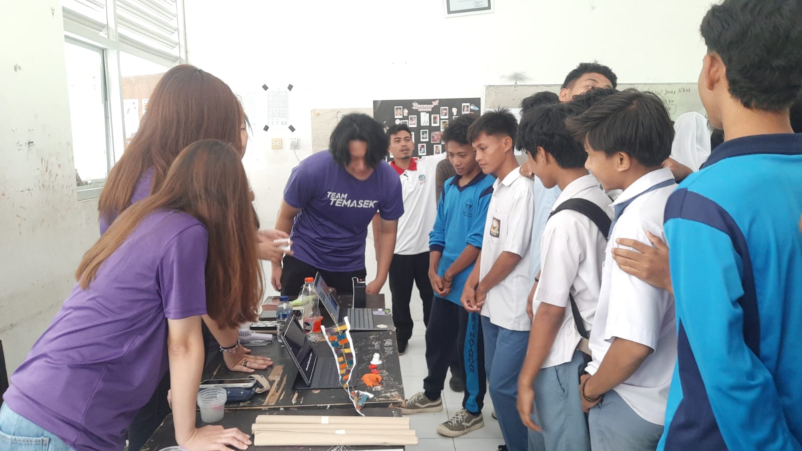 Proyek Kolaborasi Antara Siswa SMAN Kayangan dan Mahasiswa Temasek Polytechnic Singapura Menginspirasi Inovasi Interdisipliner. Proyek Kolaborasi Antara Siswa SMAN Kayangan dan Mahasiswa Temasek Polytechnic Singapura Menginspirasi Inovasi Interdisipliner.