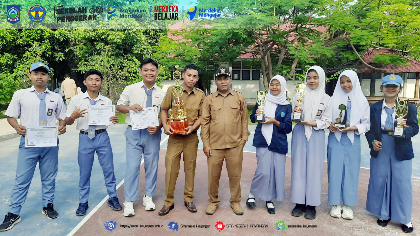 Kepala SMAN 1 Kayangan Beri Penghargaan Kepada Peraih Juara Pramuka Tingkat Provinsi NTB, dan Juara FLS2N Tingkat Kabupaten. Kepala SMAN 1 Kayangan Beri Penghargaan Kepada Peraih Juara Pramuka Tingkat Provinsi NTB, dan Juara FLS2N Tingkat Kabupaten.